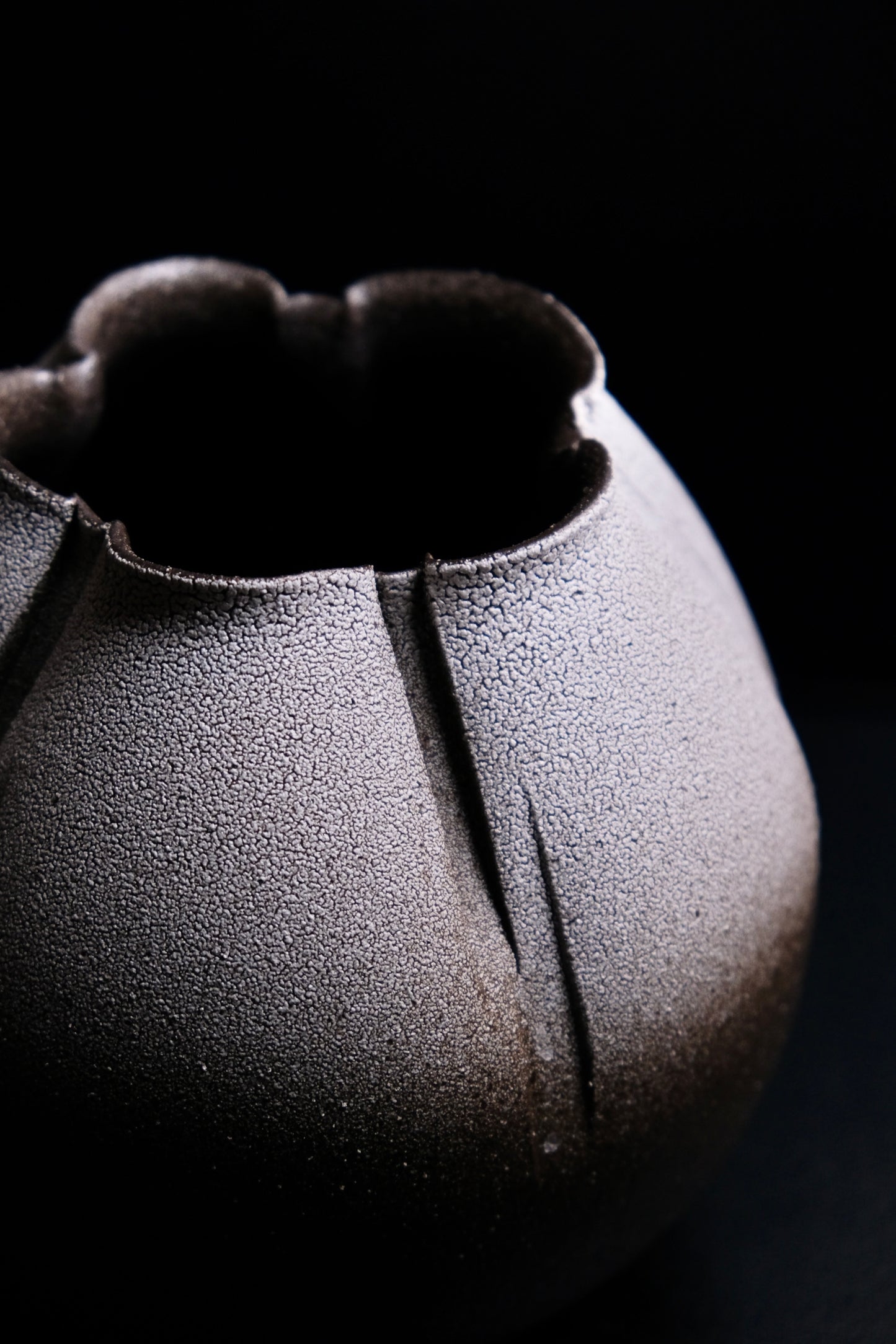 Japan MARUI Shigaraki ware "Unmelted Snow" Round Vase (Gift Box)