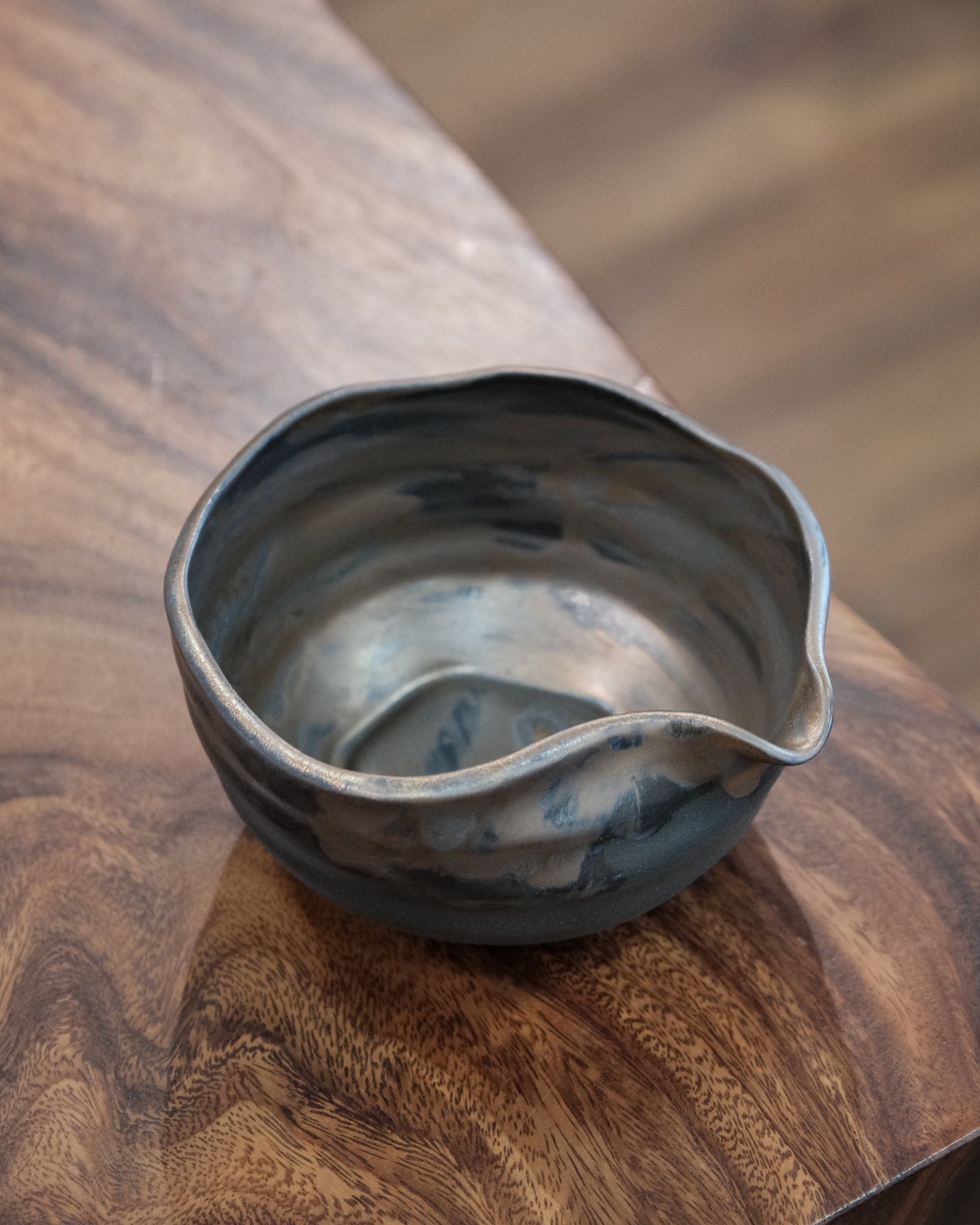 Katakuchi 12oz Matcha Bowl With Spout Black Gold