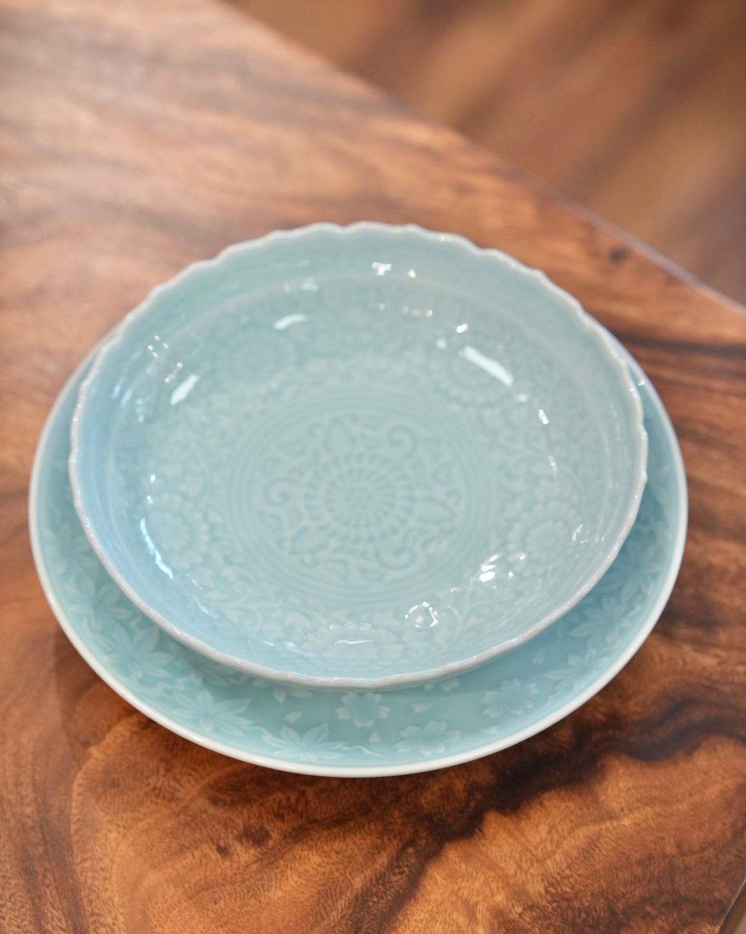 Arita ware, Kazan kiln, celadon spring and autumn carving 28cm/9-inch plate