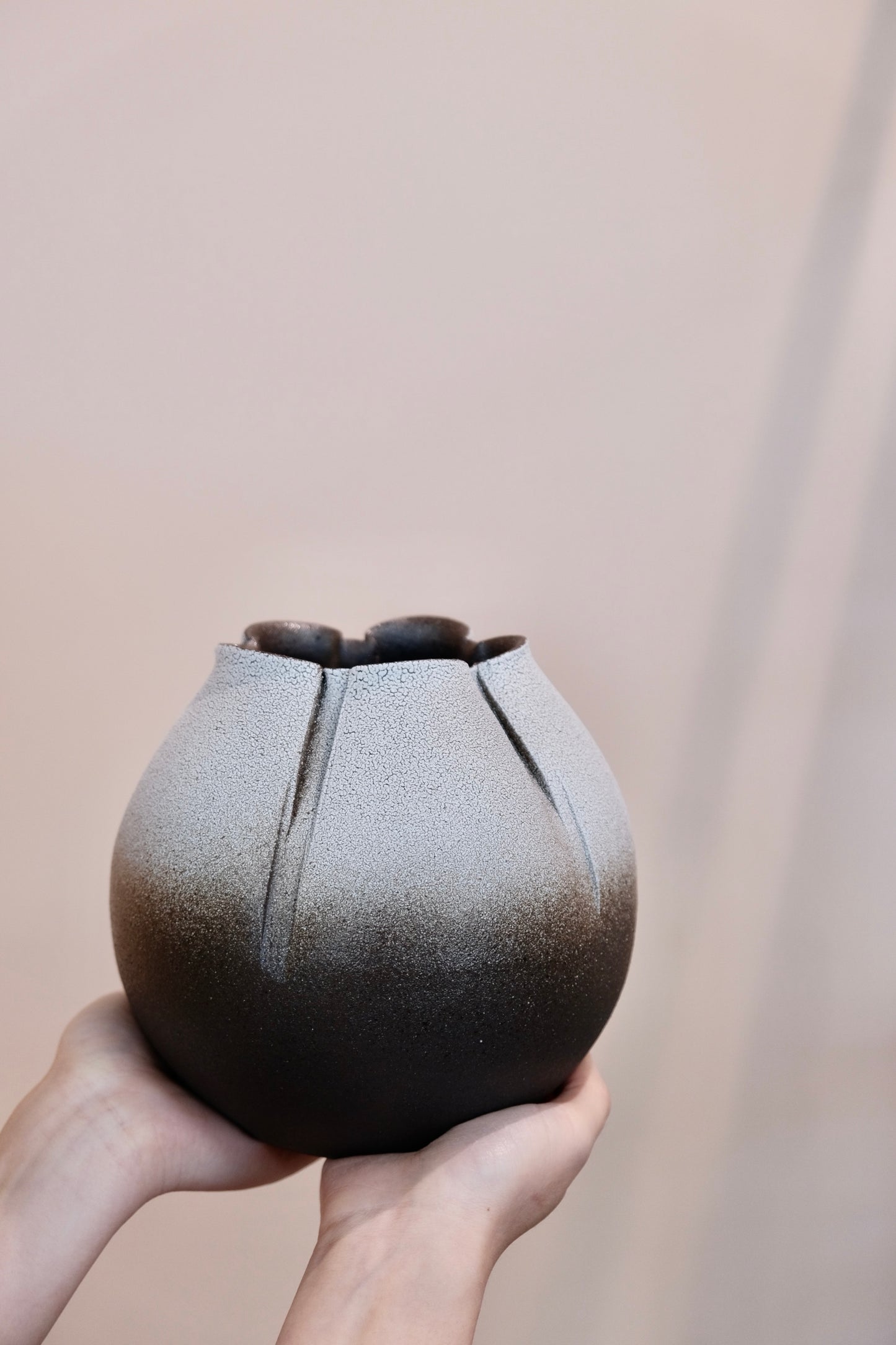 Japan MARUI Shigaraki ware "Unmelted Snow" Round Vase (Gift Box)