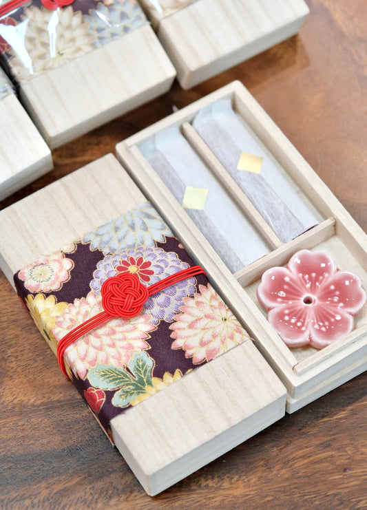 香彩堂-Kousaido Gift Incense Sakura (2 Scents × 15 Sticks Each + 1 Incense Holder)