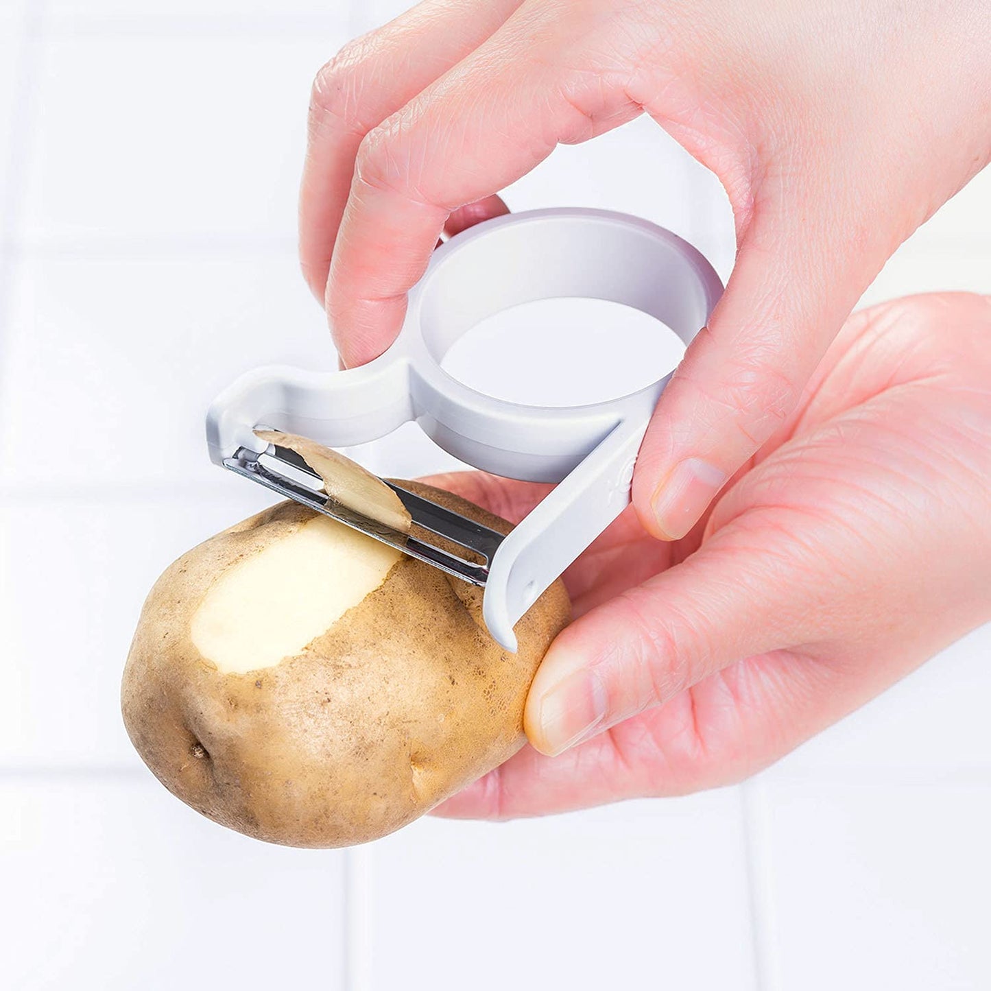 Aux leye peeler that can be cut with light force