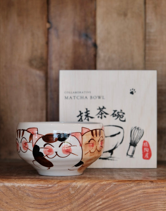 Orange Market Tableware Exclusive Hasami ware Lucky Three Cats Matcha Bowl（Wooden Box）