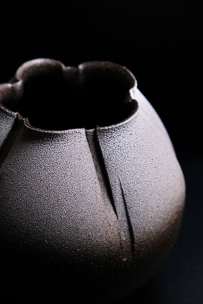 Japan MARUI Shigaraki ware "Unmelted Snow" Round Vase (Gift Box)