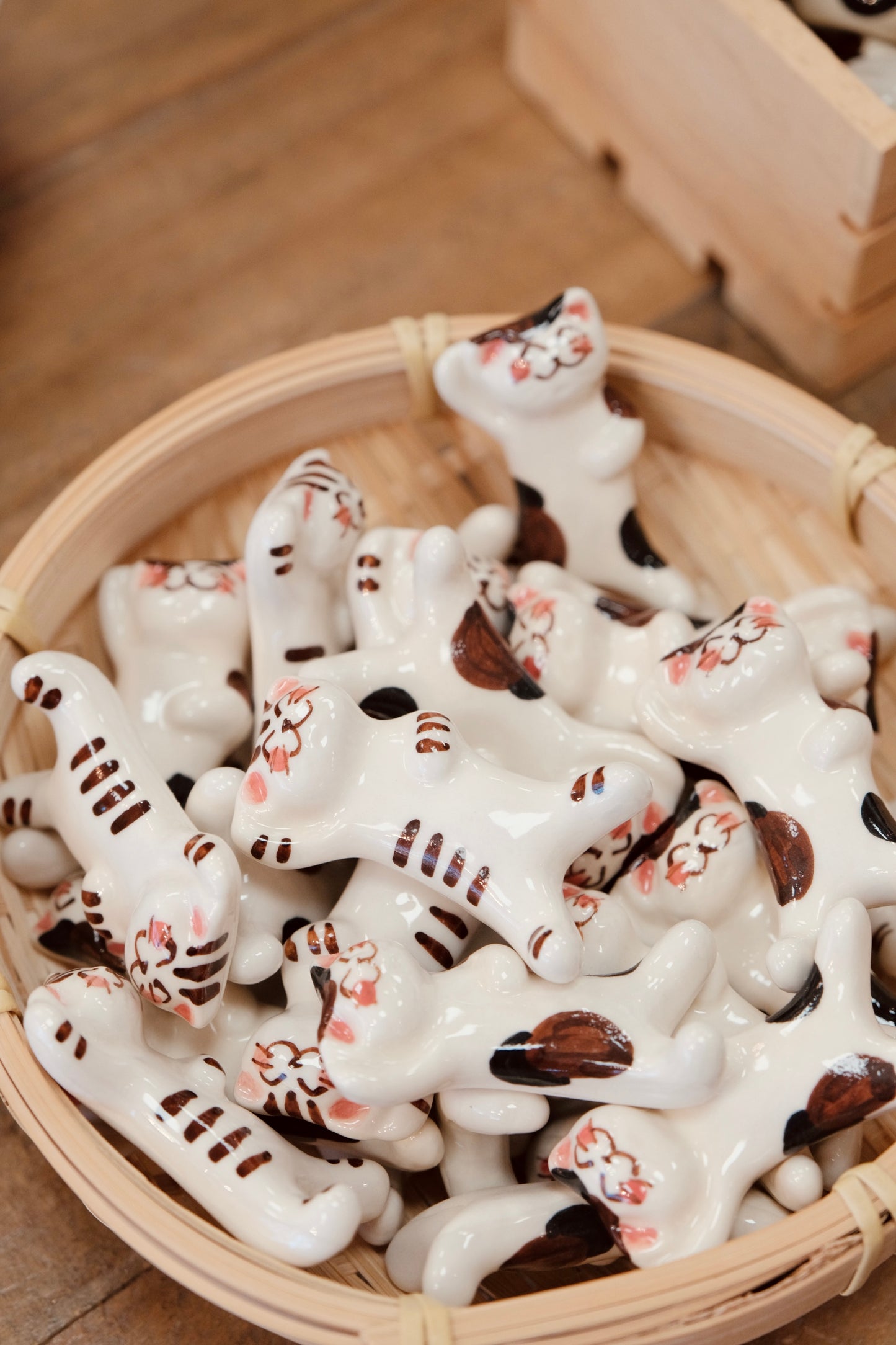 Kikuso Kiln Hasami ware Handcraft lying on its back Cat Chopstick Rest