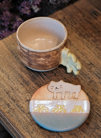 Okinawa Artist Nyankoroya（にゃんころ屋）Handmade Cat Mug with Lid (Banana)