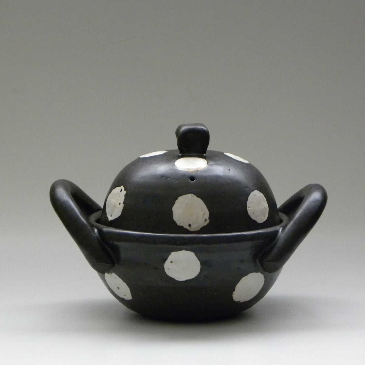 Marushige Touki Nukuta Nabe Size 7 in black with white dots