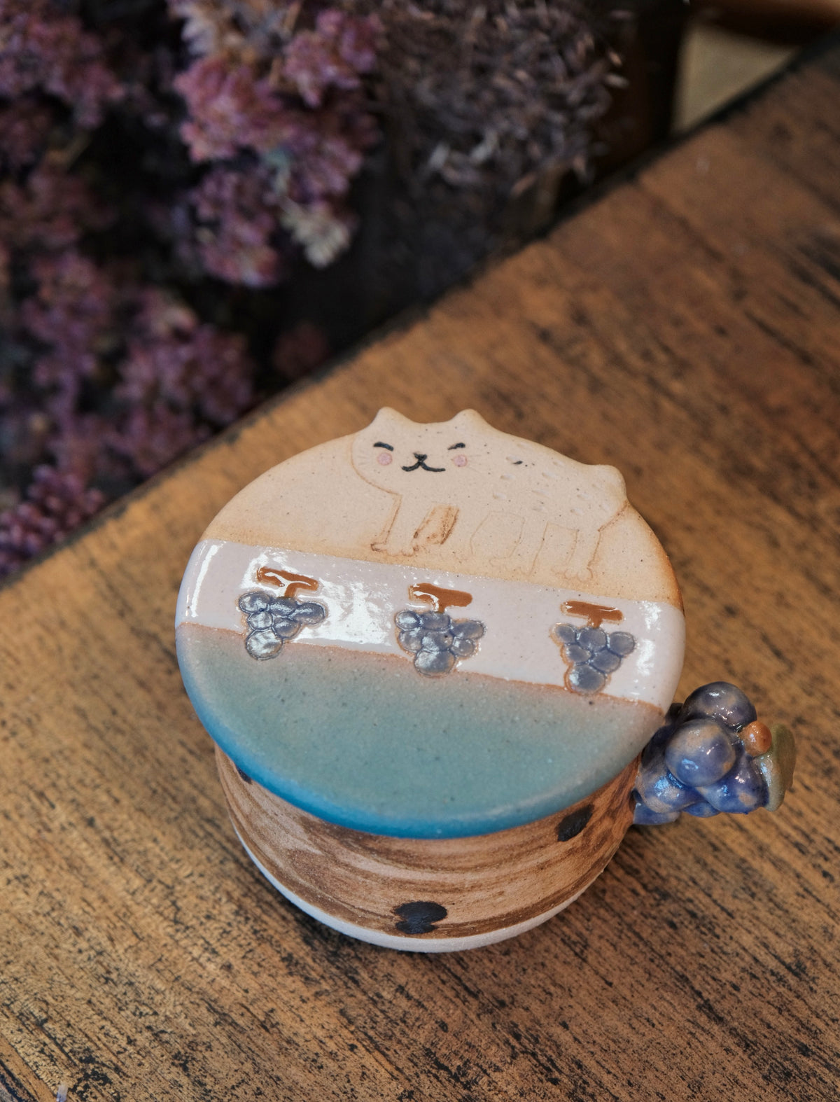 Okinawa Artist Nyankoroya（にゃんころ屋）Handmade Cat Mug with Lid (Grape）