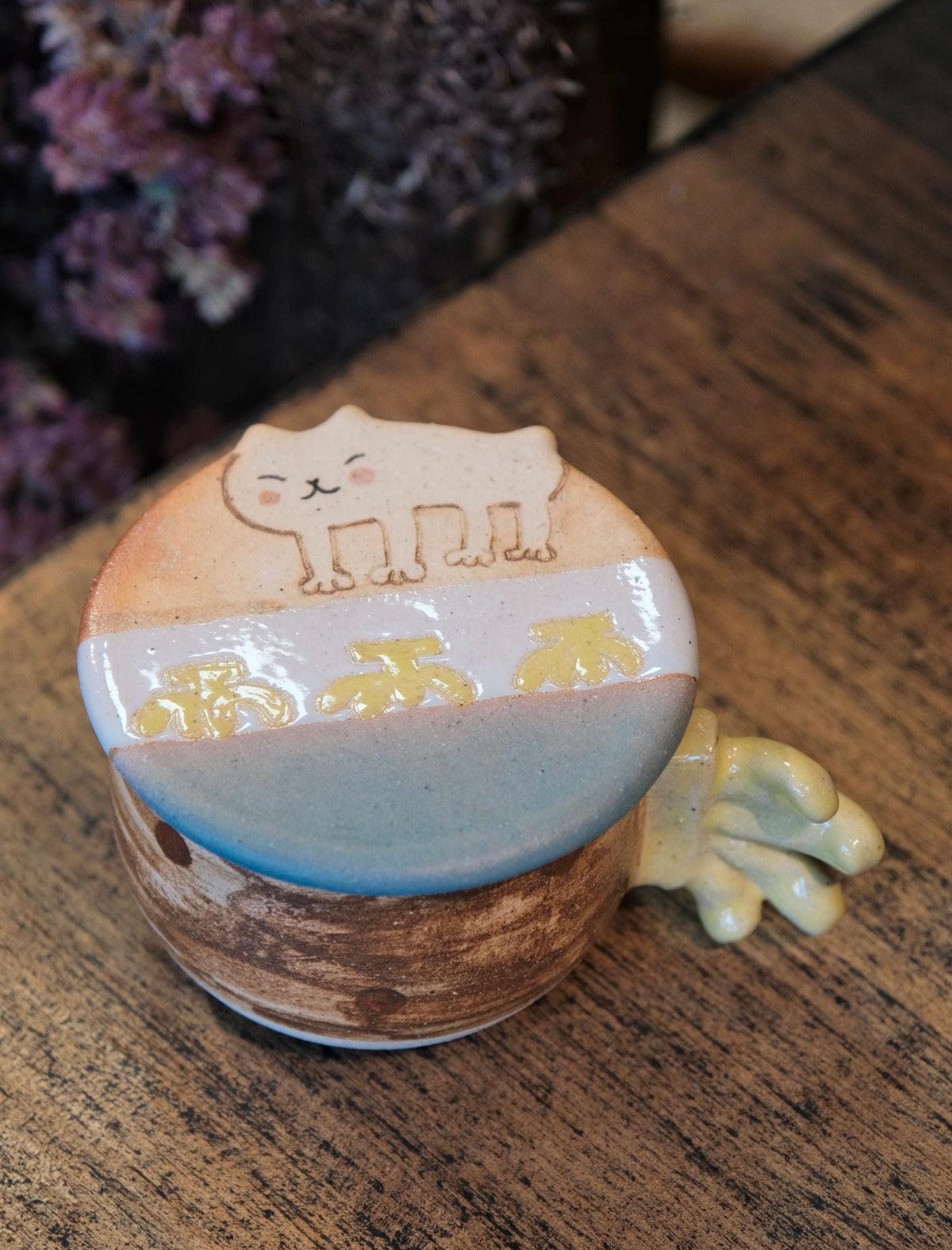 Okinawa Artist Nyankoroya（にゃんころ屋）Handmade Cat Mug with Lid (Banana)