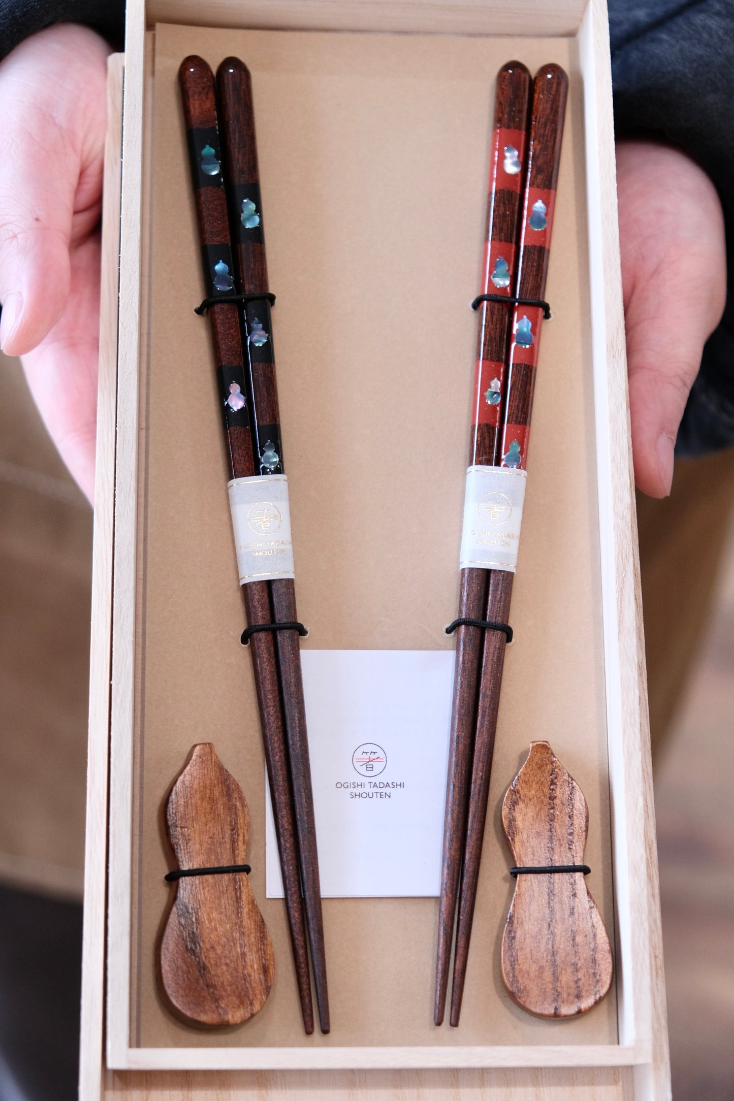 Tenmaru Rokuhyo (six gourds) with chopstick rests, pair set in a paulownia wood box