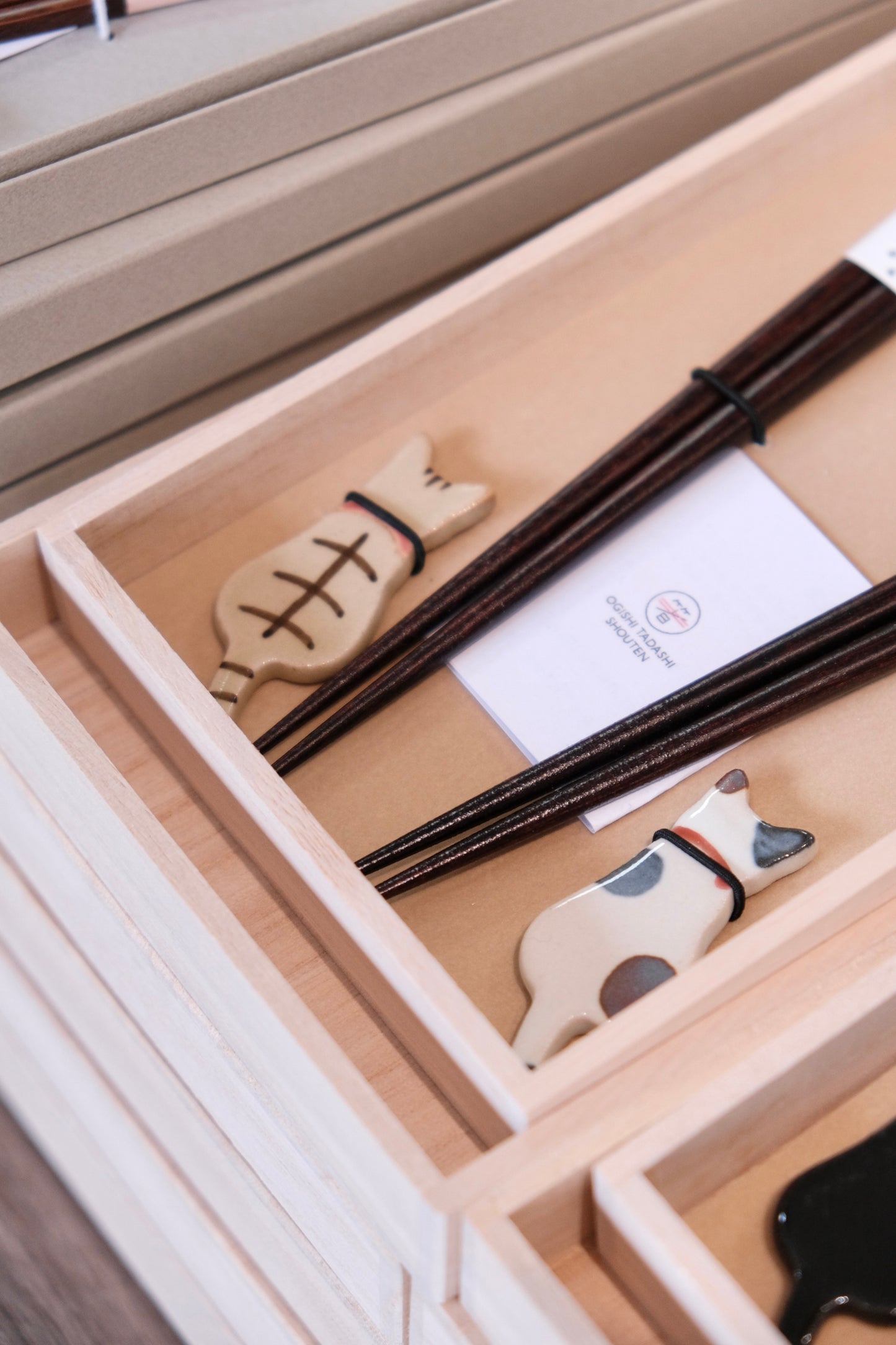 Wakasa lacquerware Cat Chopsticks Gift box with Hidamari cat stand( stripes/Dots Cat)