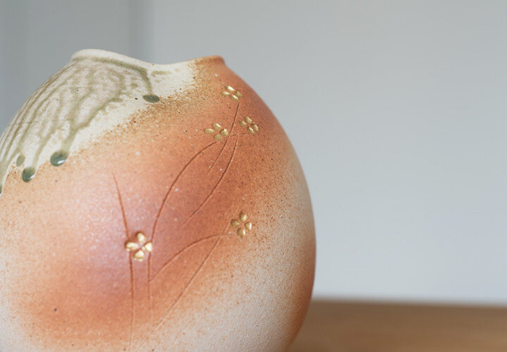 Shigaraki ware Fire-colored gold-glazed flowers Vase