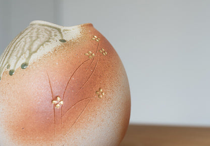 Shigaraki ware Fire-colored gold-glazed flowers Vase
