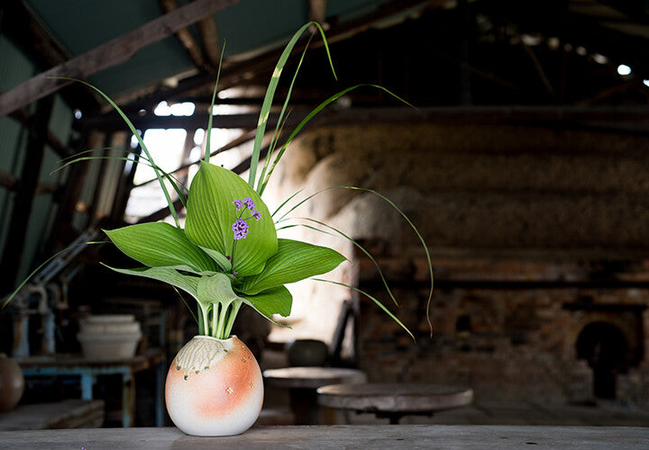 Shigaraki ware Fire-colored gold-glazed flowers Vase