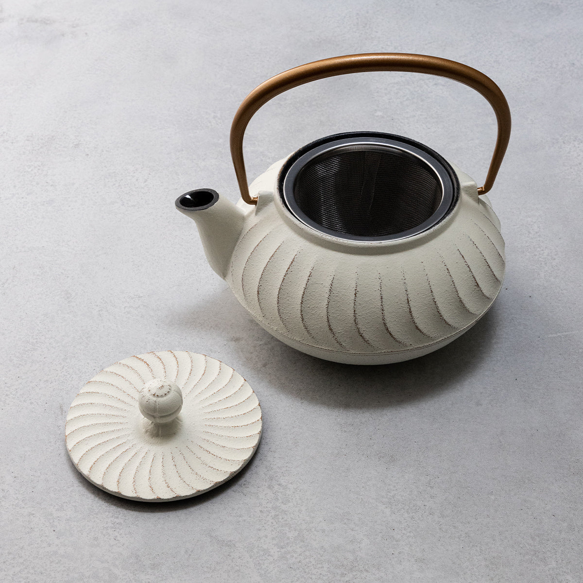 IWACHU Nambu Tekki Cast Iron 650ml White Waves Teapot （Gift Box）