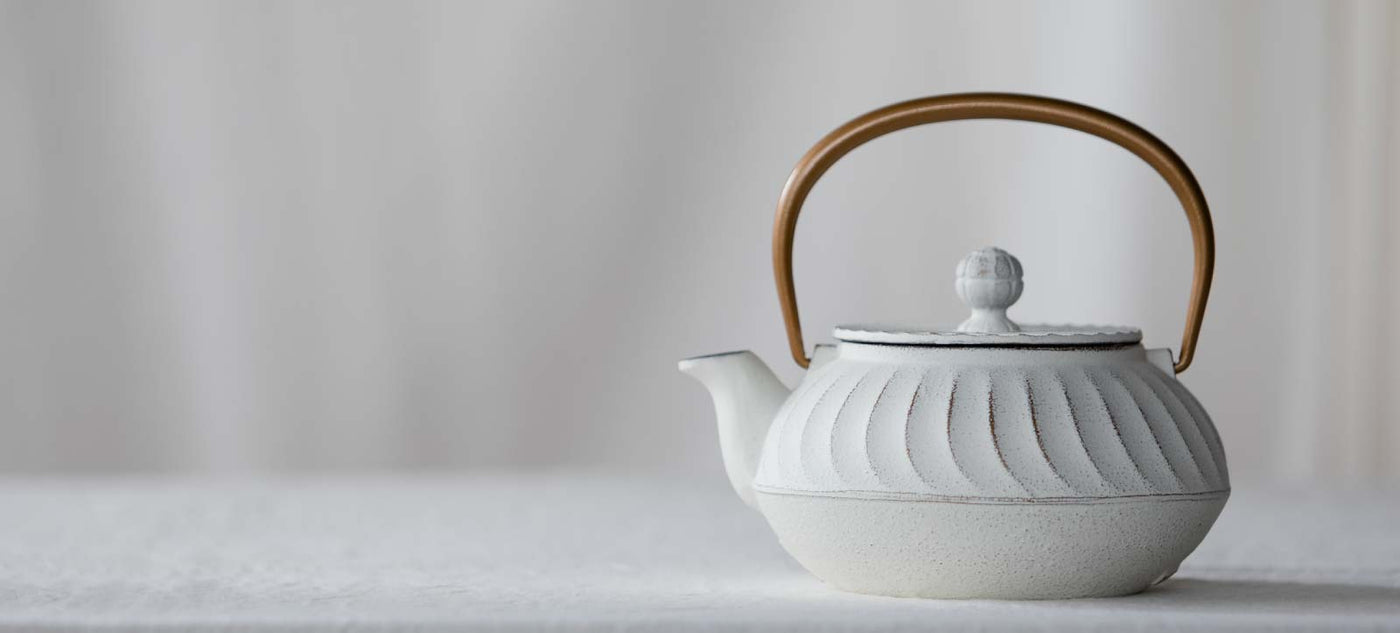 IWACHU Nambu Tekki Cast Iron 650ml White Waves Teapot （Gift Box）