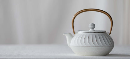 IWACHU Nambu Tekki Cast Iron 650ml White Waves Teapot （Gift Box）