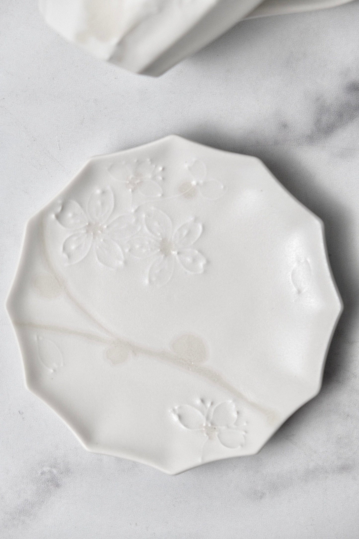 【Limited Edition Ship out 22TH December】 達 久美子 Tatsu Kumiko Sakura Small Dish Plate（Gift Box）