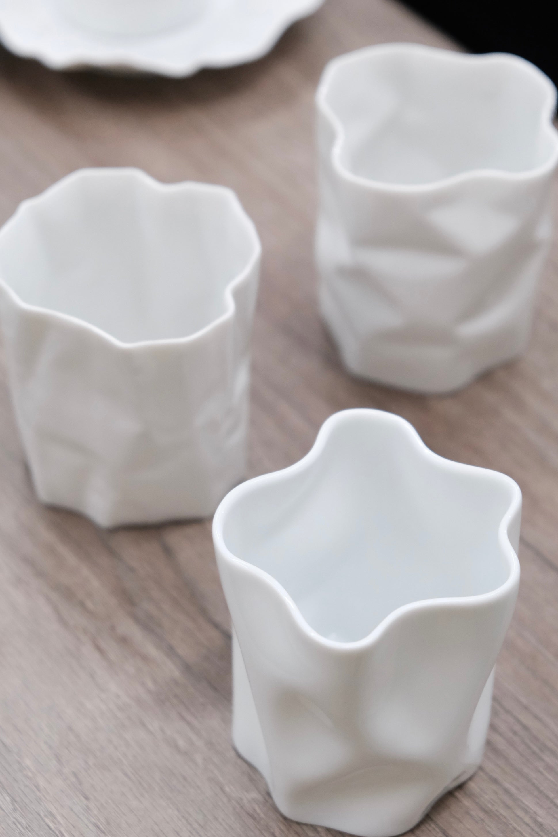 ARTISANS-小松 誠Makoto Komatsu CRINKLE COLLECTION WHITE PORCELAIN CUP – Orange  Market Tableware
